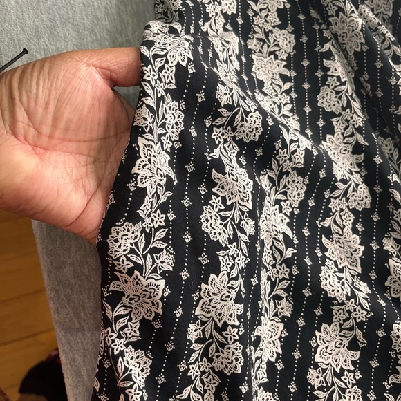 Japna Monochrome Floral Patterned Top - Picture 8 of 9